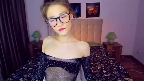 Mia online show from December 7, 2024, 9:44 pm