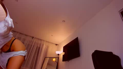 Mia online show from September 17, 2025, 8:32 pm