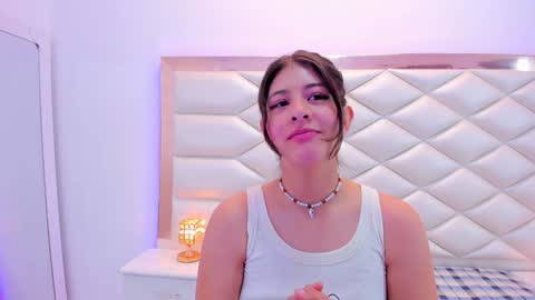 Snapshot of miaqueen021 chatting on January 15, 2025, 12:15 pm Sweetie Mia online show from January 15, 2025, 12:15 pm