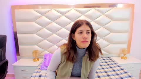 Snapshot of miaqueen021 chatting on February 7, 2025, 12:17 pm Sweetie Mia online show from February 7, 2025, 12:17 pm