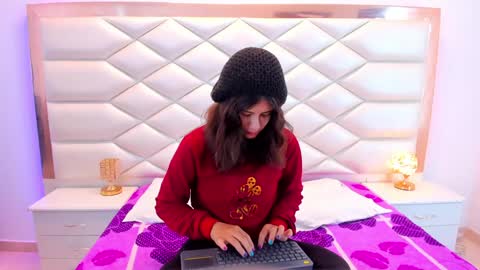 Snapshot of miaqueen021 chatting on February 8, 2025, 12:28 pm Sweetie Mia online show from February 8, 2025, 12:28 pm