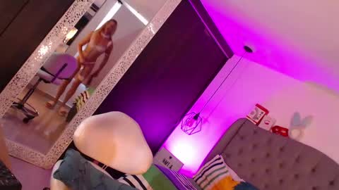 Mia Romanove online show from April 12, 2026, 5:51 pm