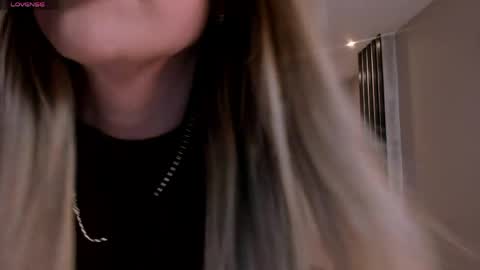 Mia Silva online show from May 7, 2026, 11:15 am