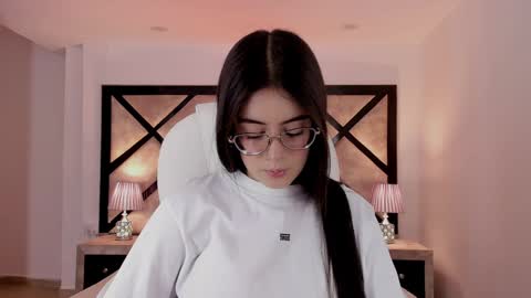 Mia online show from January 28, 2025, 9:19 pm