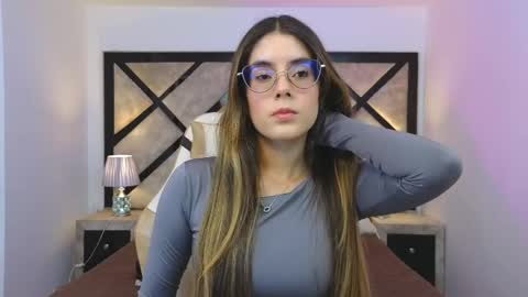 Mia online show from June 5, 2026, 7:19 pm