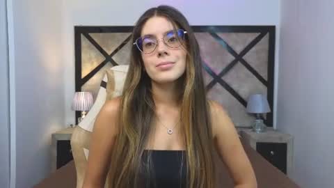 Mia online show from June 26, 2026, 7:18 pm