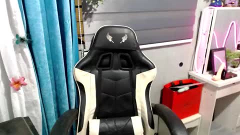 Snapshot of miatrixs chatting on December 19, 2025, 11:39 am Mia online show from December 19, 2025, 11:39 am