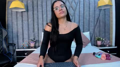 Mia online show from October 16, 2025, 7:15 pm
