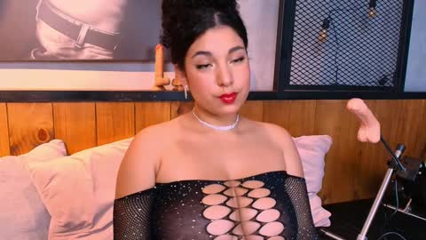 Mia online show from January 31, 2025, 3:00 pm