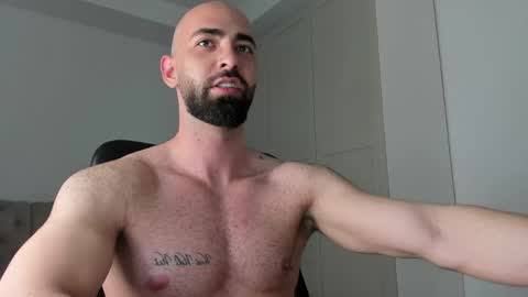 MichaelEvansx online show from April 15, 2026, 9:37 pm