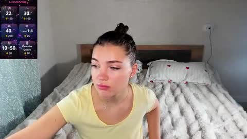 Snapshot of michelle_mir chatting on October 6, 2025, 4:48 pm Michelle online show from October 6, 2025, 4:48 pm