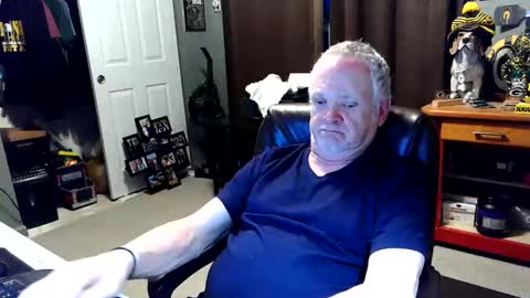 midwestdad09 online show from April 1, 2026, 12:33 am