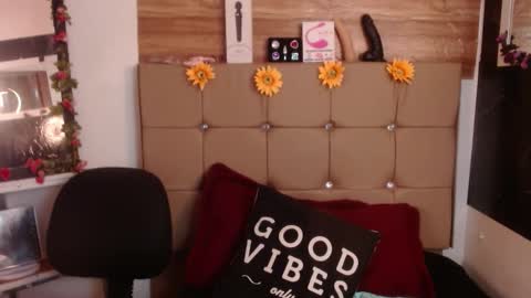 miia online show from December 3, 2025, 7:23 pm