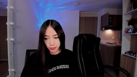 VIOLETAMIKE online show from December 2, 2025, 11:00 pm