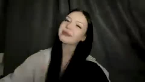 Mia online show from May 27, 2026, 3:31 pm