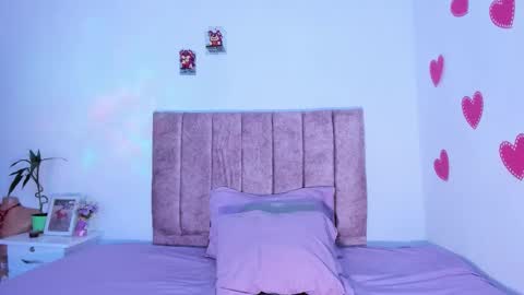 Snapshot of mila_1wood chatting on October 7, 2025, 1:08 pm mila_1wood online show from October 7, 2025, 1:08 pm