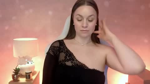 Mila Fleur online show from April 6, 2026, 2:07 pm