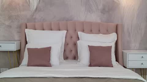 milaleoneli online show from September 13, 2025, 3:34 pm