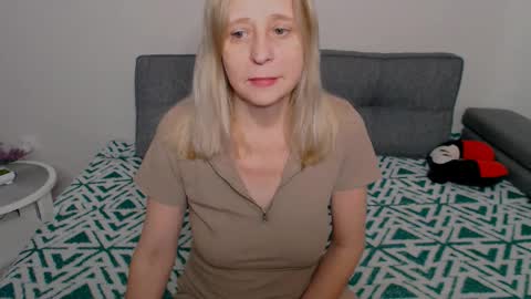 Milena online show from December 14, 2025, 7:25 am