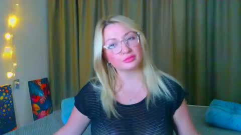 Snapshot of milasmille chatting on October 22, 2025, 12:16 pm milasmille online show from October 22, 2025, 12:16 pm