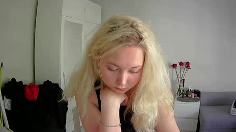 Milena new nonude shy blonde natural online show from April 29, 2026, 1:26 pm