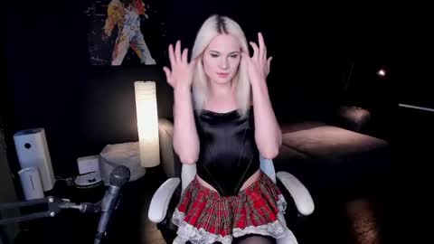 Snapshot of milena_marshmallows chatting on May 26, 2026, 5:25 am Milena online show from May 26, 2026, 5:25 am