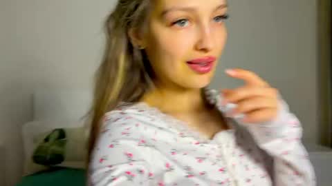 Snapshot of mileyy_cute chatting on February 26, 2026, 10:53 pm mileyy_cute online show from February 26, 2026, 10:53 pm