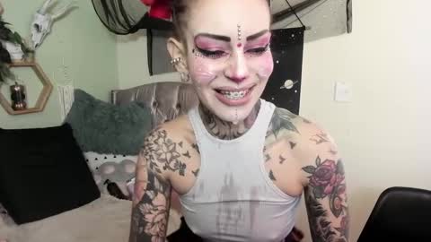 Isabella online show from November 7, 2025, 1:11 pm