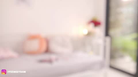milky_0 online show from May 17, 2026, 7:21 pm