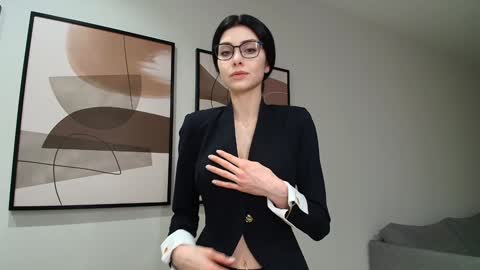 milla bella online show from December 13, 2025, 7:42 pm