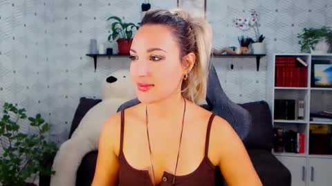 Snapshot of millaxqueen chatting on October 24, 2025, 4:25 pm MillaXQueen online show from October 24, 2025, 4:25 pm