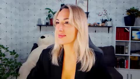 Snapshot of millaxqueen chatting on November 11, 2025, 3:56 pm MillaXQueen online show from November 11, 2025, 3:56 pm