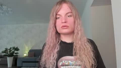 mili-kira online show from April 20, 2026, 12:41 pm