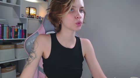 Snapshot of milly_ross23 chatting on December 9, 2024, 10:32 am Milly online show from December 9, 2024, 10:32 am