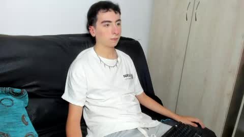 milogm_ online show from May 25, 2026, 1:22 am