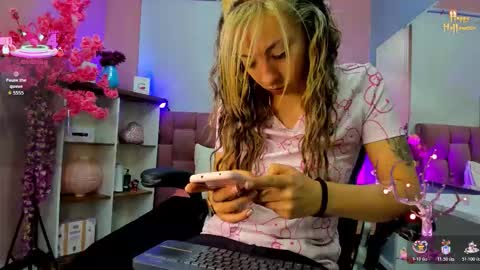  Milu Belucci  online show from November 11, 2025, 2:17 pm