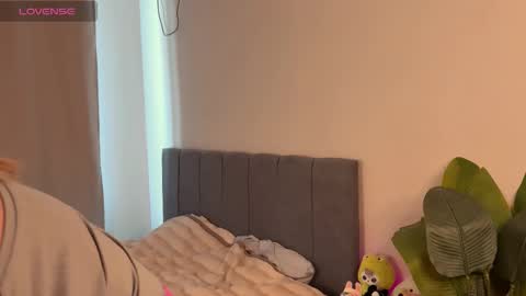 Snapshot of minicleo chatting on September 21, 2025, 10:17 am Cleo online show from September 21, 2025, 10:17 am