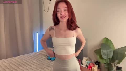 Snapshot of minicleo chatting on October 19, 2025, 2:18 pm Cleo online show from October 19, 2025, 2:18 pm