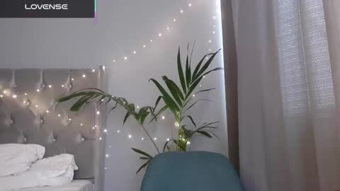   Mini Mila Kunis ft Ashton Katchero. Follow me to stay in touch  online show from December 4, 2025, 10:18 pm