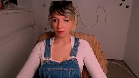 Snapshot of mishelle_blondie chatting on May 2, 2026, 3:06 pm Mishelle online show from May 2, 2026, 3:06 pm