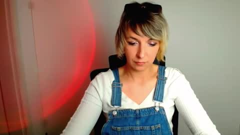 Snapshot of mishelle_blondie chatting on May 3, 2026, 1:28 pm Mishelle online show from May 3, 2026, 1:28 pm