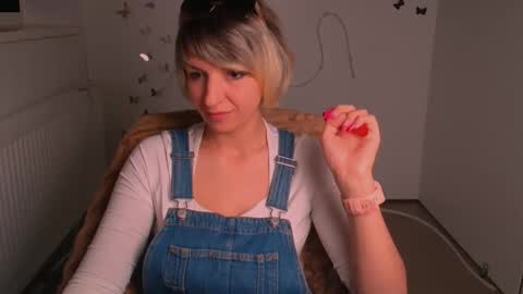 Snapshot of mishelle_blondie chatting on May 4, 2026, 6:37 pm Mishelle online show from May 4, 2026, 6:37 pm