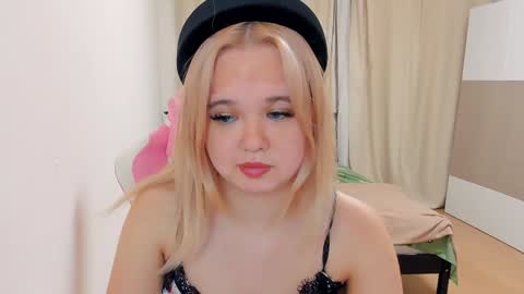 Snapshot of miss__selena chatting on December 19, 2024, 1:07 am miss__selena online show from December 19, 2024, 1:07 am