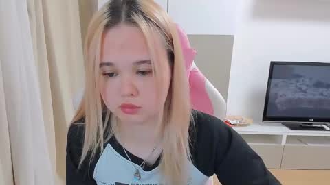 Snapshot of miss__selena chatting on February 18, 2025, 8:25 pm miss__selena online show from February 18, 2025, 8:25 pm