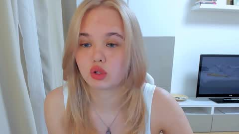 Snapshot of miss__selena chatting on February 25, 2025, 8:19 pm miss__selena online show from February 25, 2025, 8:19 pm