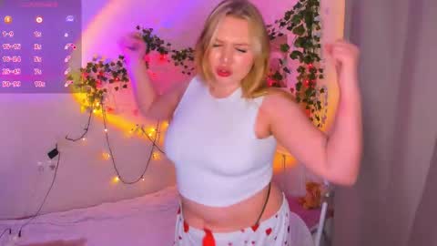 Tina  Julie online show from November 12, 2025, 9:58 pm