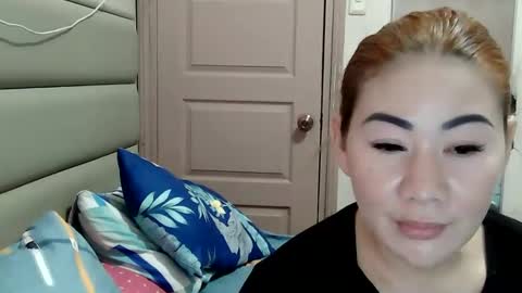 HOT MOMMY ZEPHYR online show from April 17, 2026, 8:50 am