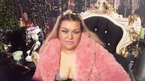 Snapshot of missqueent chatting on November 4, 2025, 11:26 pm QueenT online show from November 4, 2025, 11:26 pm