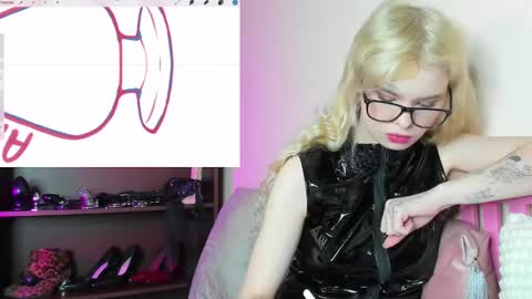 Snapshot of missslola chatting on February 14, 2025, 2:12 pm Misss Lola Angel online show from February 14, 2025, 2:12 pm
