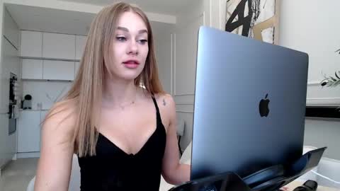 mistressuniverse online show from April 10, 2026, 6:51 am